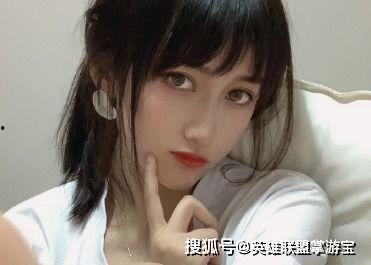 网红吃瓜事件俩个女的,两位女性引发的网络热议